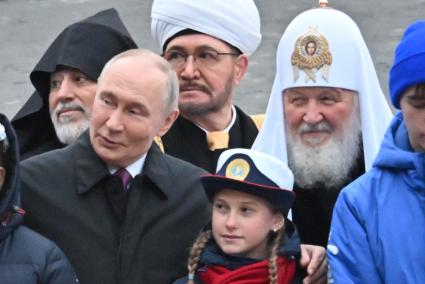 Возложение цветов к памятнику Минину и Пожарскому в Москве