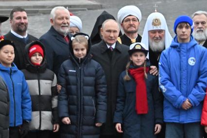 Возложение цветов к памятнику Минину и Пожарскому в Москве