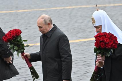 Возложение цветов к памятнику Минину и Пожарскому в Москве