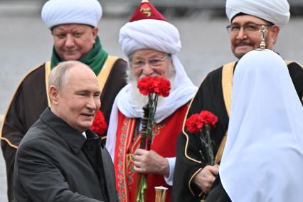 Возложение цветов к памятнику Минину и Пожарскому в Москве