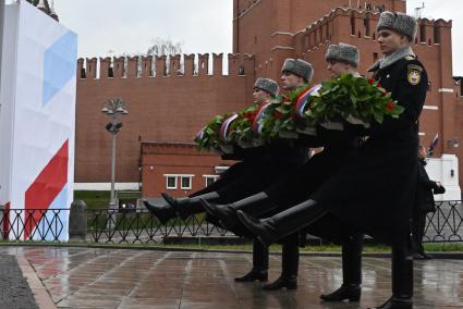 Возложение цветов к памятнику Минину и Пожарскому в Москве