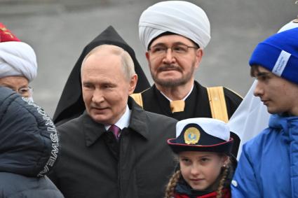 Возложение цветов к памятнику Минину и Пожарскому в Москве