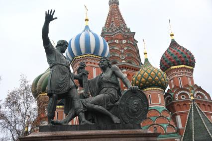 Возложение цветов к памятнику Минину и Пожарскому в Москве