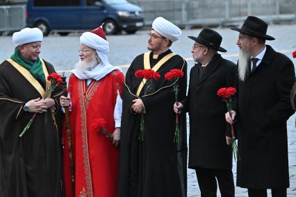 Возложение цветов к памятнику Минину и Пожарскому в Москве