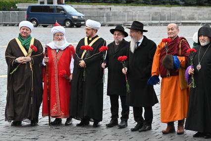 Возложение цветов к памятнику Минину и Пожарскому в Москве