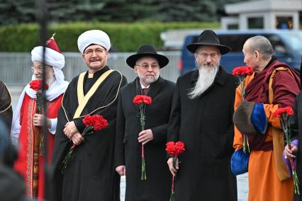 Возложение цветов к памятнику Минину и Пожарскому в Москве