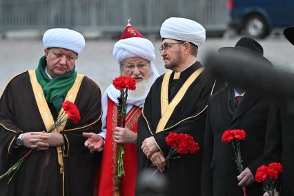 Возложение цветов к памятнику Минину и Пожарскому в Москве