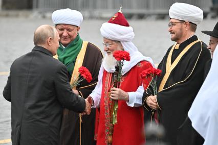 Возложение цветов к памятнику Минину и Пожарскому в Москве