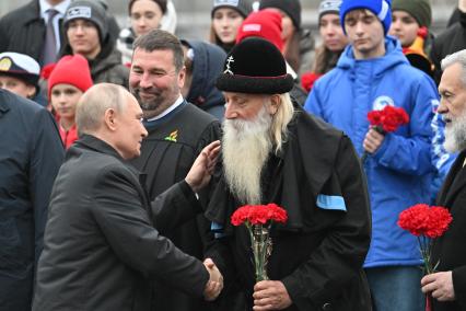 Возложение цветов к памятнику Минину и Пожарскому в Москве