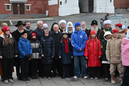 Возложение цветов к памятнику Минину и Пожарскому в Москве