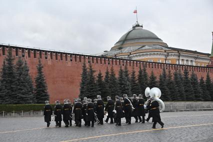 Возложение цветов к памятнику Минину и Пожарскому в Москве