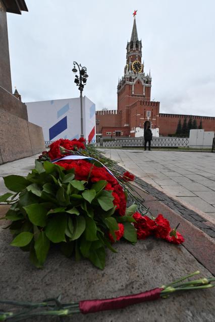Возложение цветов к памятнику Минину и Пожарскому в Москве