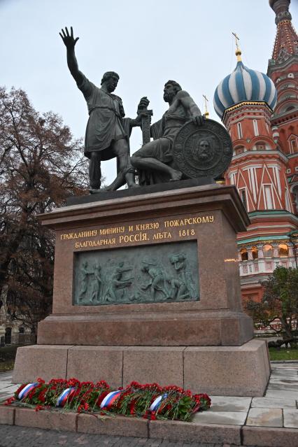 Возложение цветов к памятнику Минину и Пожарскому в Москве