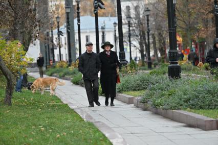 Мужчина и женщина гуляют по Чистопрудному бульвару