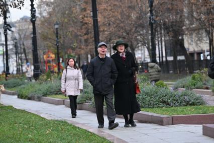 Мужчина и женщина гуляют по Чистопрудному бульвару