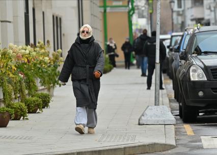 Девушка идет по улице