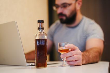 Постановочная съемка на тему алкоголя