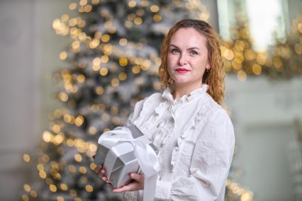 Девушка с  подарком