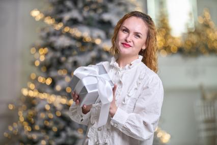 Девушка с  подарком