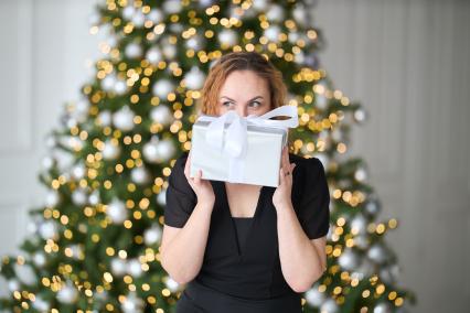 Девушка с  подарком