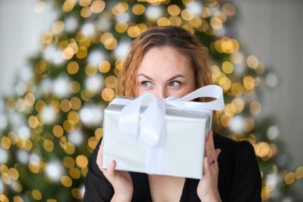 Девушка с  подарком