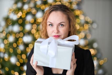 Девушка с  подарком