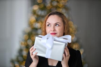 Девушка с  подарком