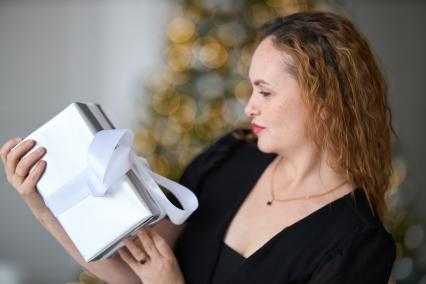 Девушка с  подарком