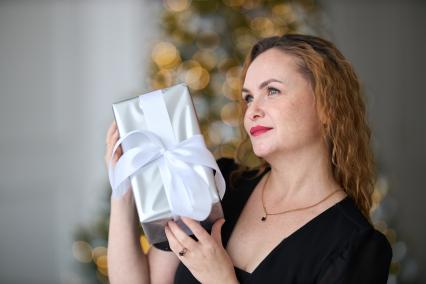 Девушка с  подарком