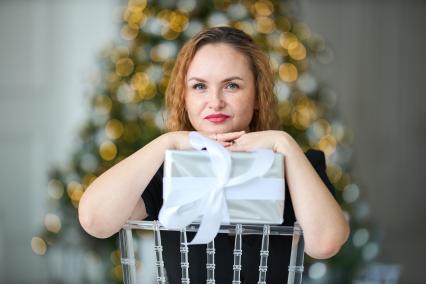 Девушка с  подарком