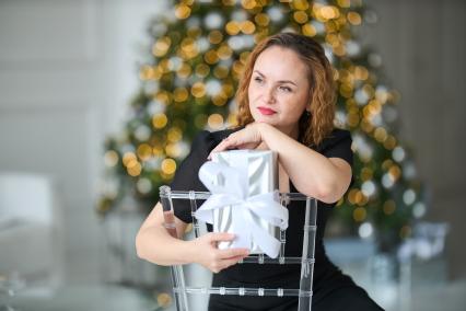 Девушка с  подарком