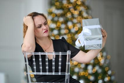 Девушка с  подарком