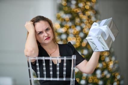 Девушка с  подарком