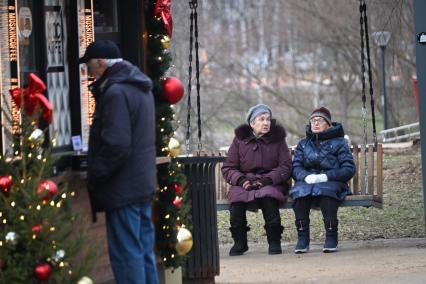 Горожане гуляют в парке