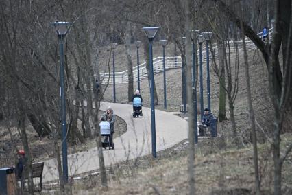 Горожане гуляют в парке