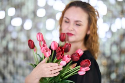 Девушка с цветами