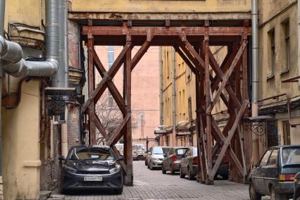 Аварийный жилой дом в Петербурге