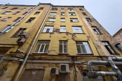 Аварийный жилой дом в Петербурге