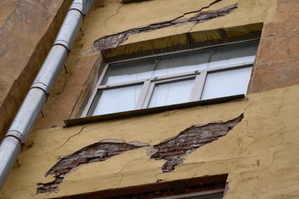 Аварийный жилой дом в Петербурге