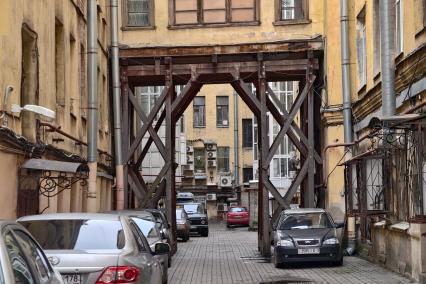 Аварийный жилой дом в Петербурге