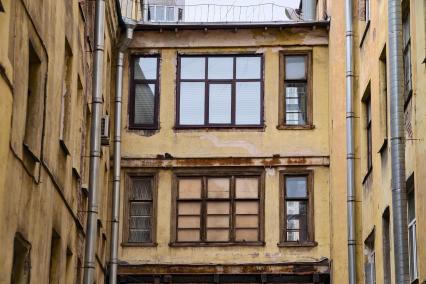 Аварийный жилой дом в Петербурге