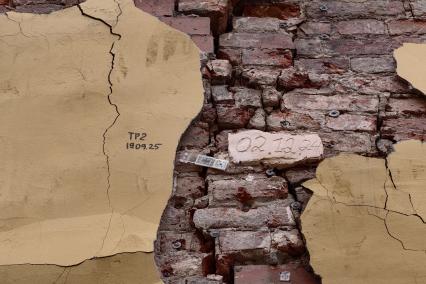 Аварийный жилой дом в Петербурге