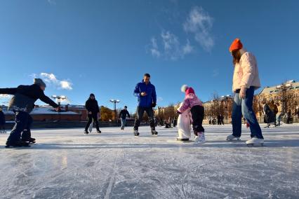 Первый каток в Петербурге начал работать в Новой Голландии
