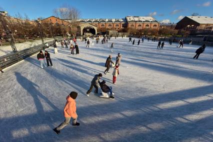 Первый каток в Петербурге начал работать в Новой Голландии