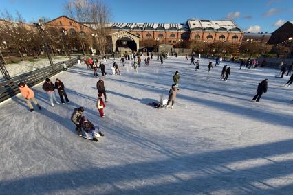 Первый каток в Петербурге начал работать в Новой Голландии