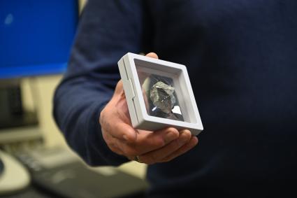 Фрагмент метеорита, упавшего 27 октября в Новгородской области, привезли в Екатеринбург