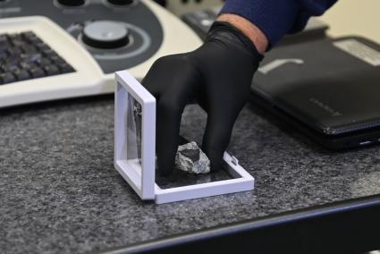 Фрагмент метеорита, упавшего 27 октября в Новгородской области, привезли в Екатеринбург