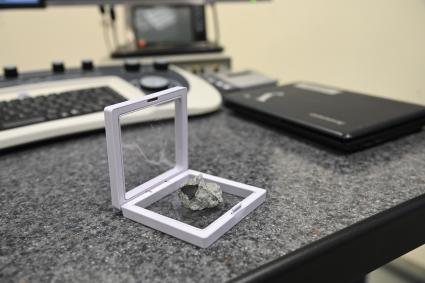 Фрагмент метеорита, упавшего 27 октября в Новгородской области, привезли в Екатеринбург