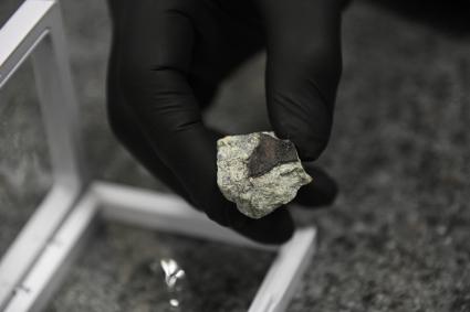 Фрагмент метеорита, упавшего 27 октября в Новгородской области, привезли в Екатеринбург