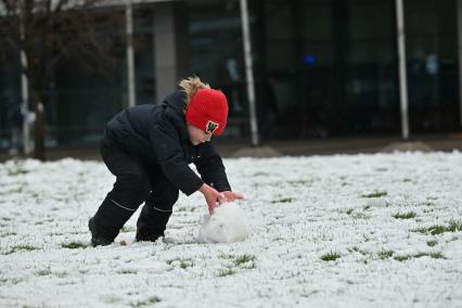 Дети лепят снежную бабу